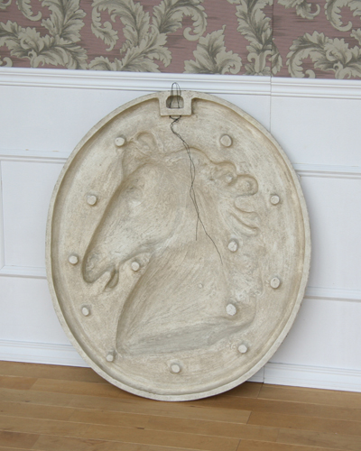 躍動感のある馬が素敵な陶器の大きなアンティーク風、壁掛けオブジェ