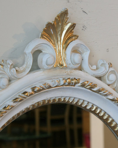 イタリア製の壁掛けオーバルミラー（アンティーク風ホワイト