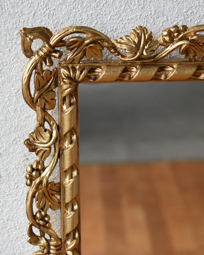 イタリア製のクラシカルな壁掛けミラー（ゴールド）｜インテリア小物