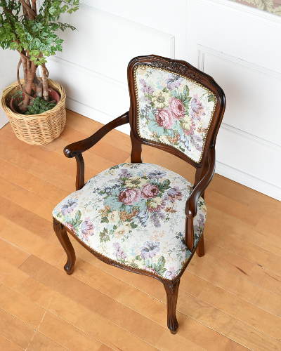 花柄のゴブラン織りが綺麗なアームチェア（イタリア製）｜リビング家具 