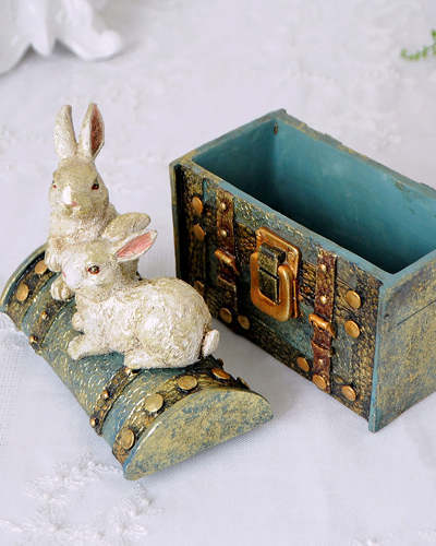 宝箱の上に乗った2匹のウサギが可愛いボックス アンティーク調 輸入家具の専門店 アピタス