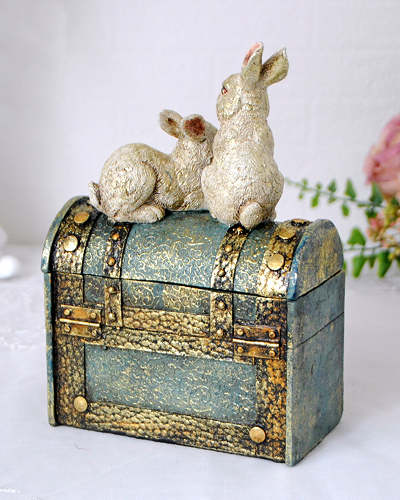宝箱の上に乗った2匹のウサギが可愛いボックス アンティーク調 輸入家具やヨーロッパ家具 雑貨の販売 通販 アピタス