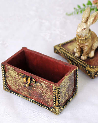 宝箱の上に座ったウサギが可愛いボックス アンティーク調 輸入家具やヨーロッパ家具 雑貨の販売 通販 アピタス