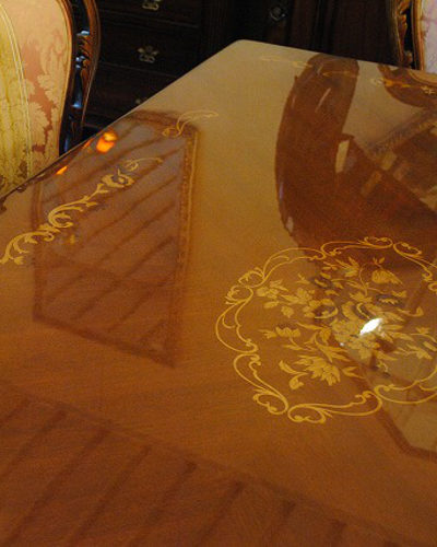 象嵌細工が上品な長方形のダイニングテーブル（マホガニー材